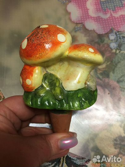 Керамические фигурки, опора для цветов