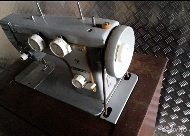 Швейная машина Подольск 142