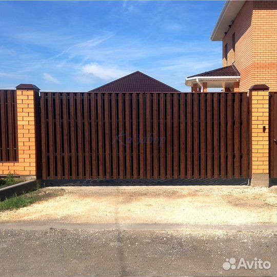 Забор с кирпичными столбами в Лаишеве