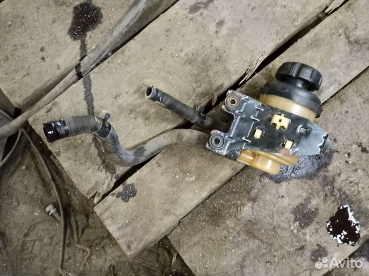 Бочек Гура с кронштейном hyundai solaris