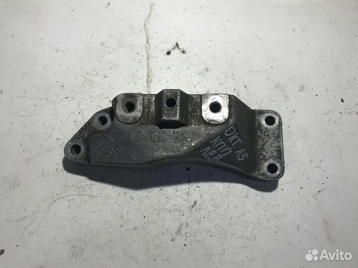 Кронштейн кпп левый Skoda Octavia A5