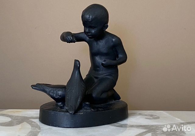 Статуэтка Мальчик кормит голубей Касли 1978 год