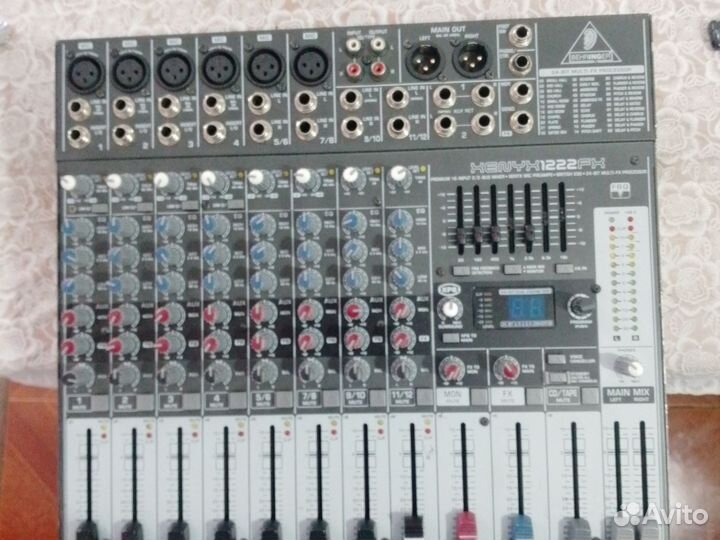 Микшерный пульт behringer