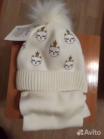 Новый зимний комплект шапка с шарфом для девочки