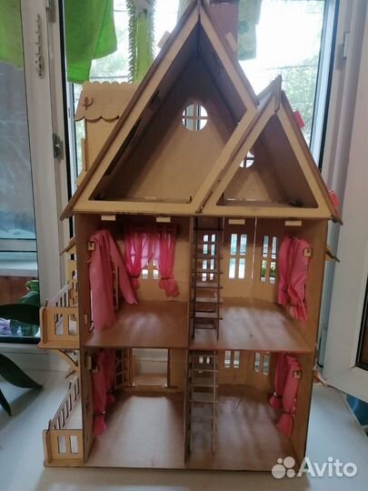 Большой кукольный домик