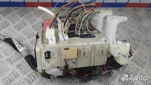 Блок предохранителей toyota avensis T27 (KUK06M101