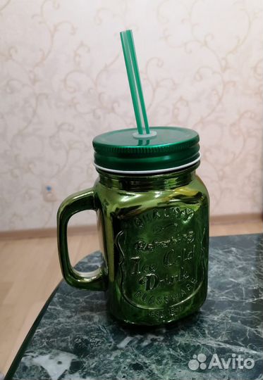 Кружка банка с крышкой и трубочкой