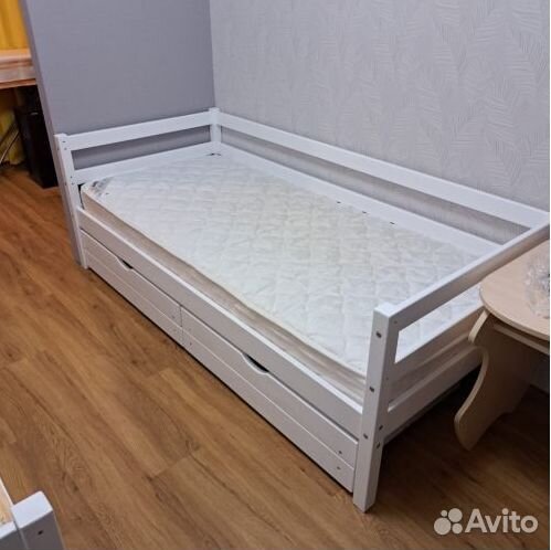 Односпальная кровать из массива дерева