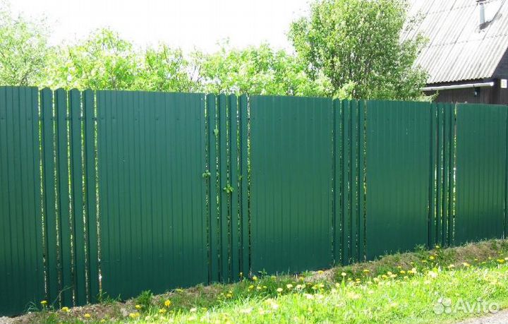 Забор металлический с металлическими столбами под