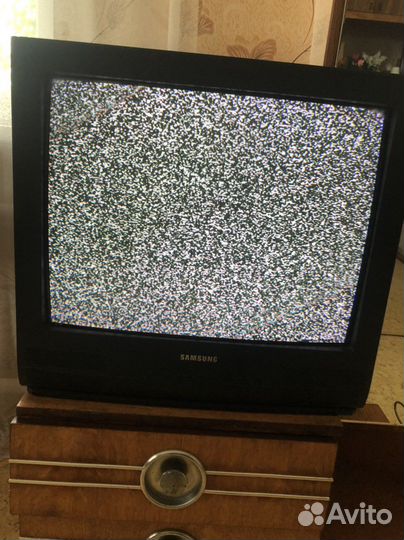 Телевизор samsung и трюмо