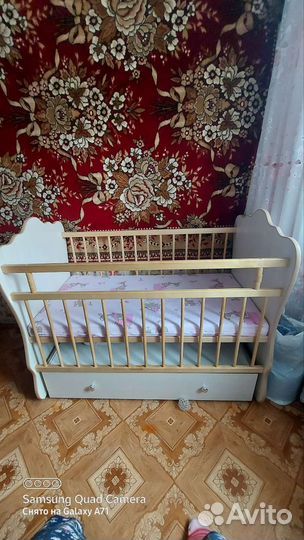 Детская кроватка с маятником и ящиком