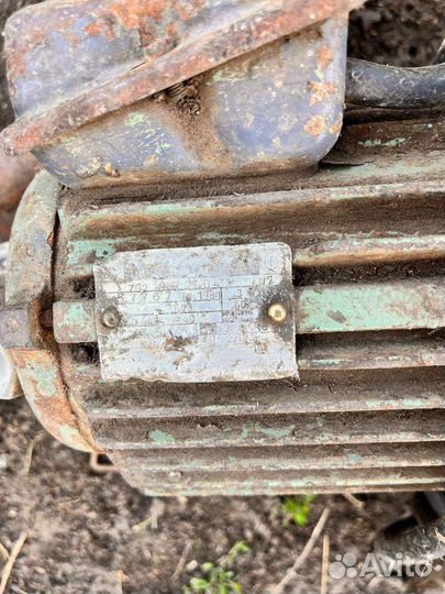 Бур с трехфазным двигателем