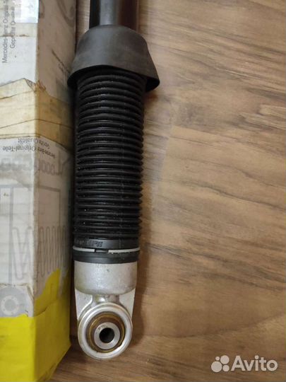 Амортизатор задний w124 новый оригинал