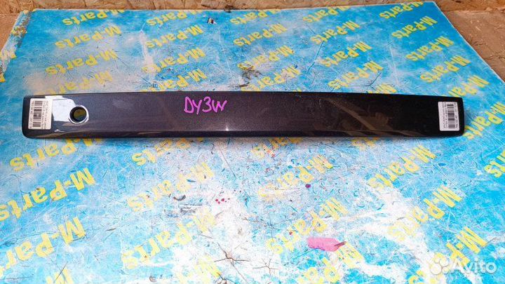 Накладка крышки багажника Mazda Demio DY3W DY5W