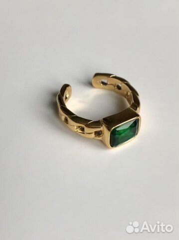 Кольцо золотого цвета с зеленым камнем