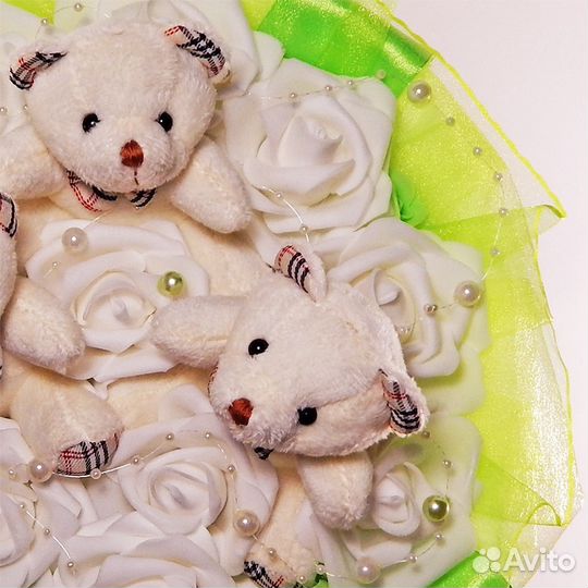 Зеленый букет из игрушек с мишками и розочками