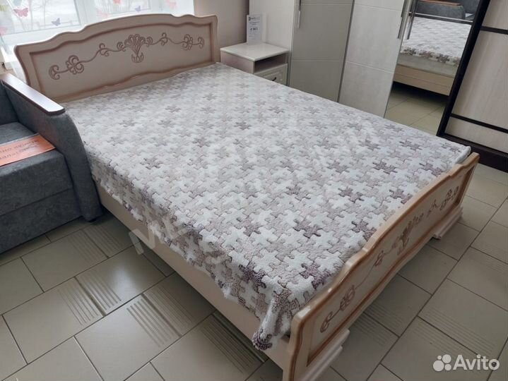 Кровать массив