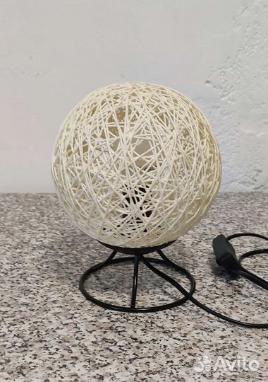 Настольный светильник из ротанга