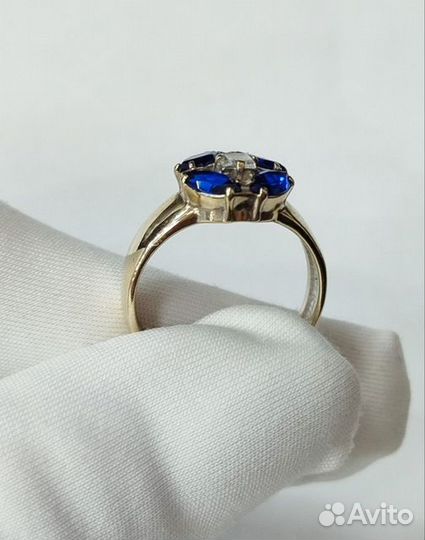 Кольцо с синтетическим камнем Золото