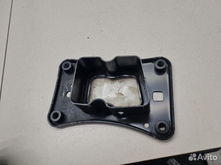 Кронштейн усилителя переднего бампера правый Volks