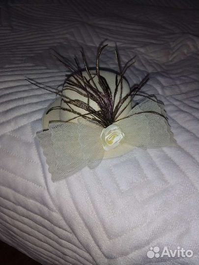 Шляпка на заколках, платье