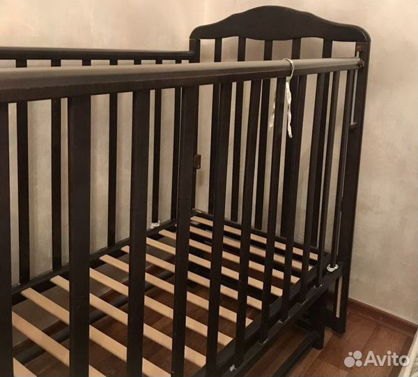 Детская кроватка с маятником и ящиком