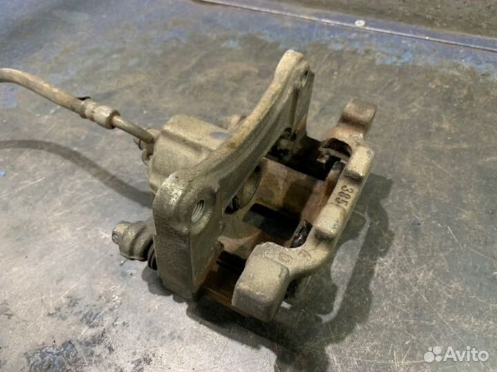 Суппорт задний левый Infiniti G V36