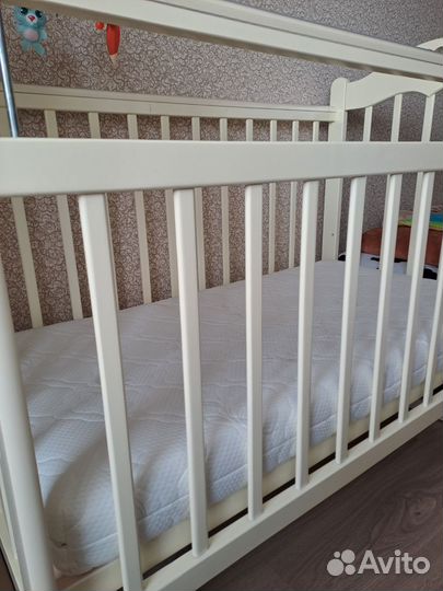 Детская кроватка с маятником