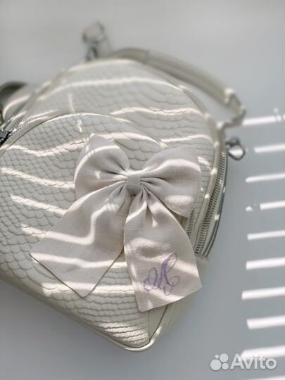 Бантик из льна с вышитой буквой