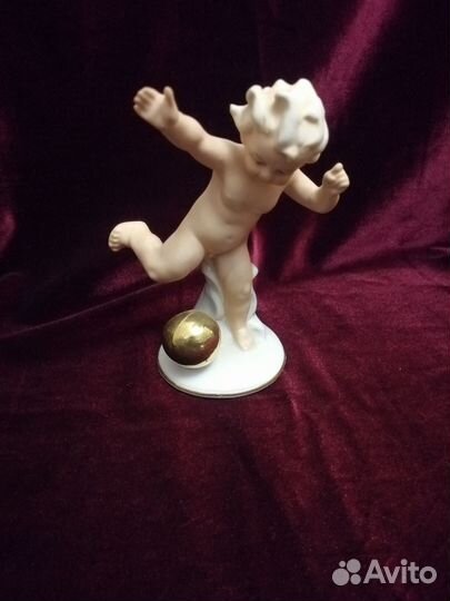 Фарфоровая статуэтка Путти с мячом германия