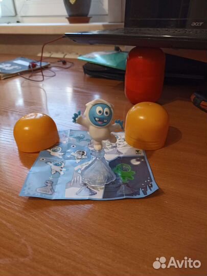 Фигурки из киндера: динозавр, крокодил, иети