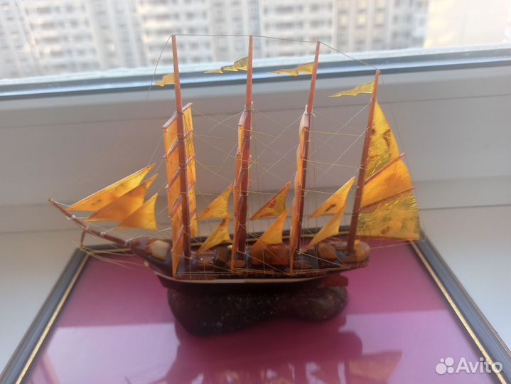 Модель корабля янтарь