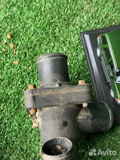 Термостат с корпусом YL8E-8K528-AC escape