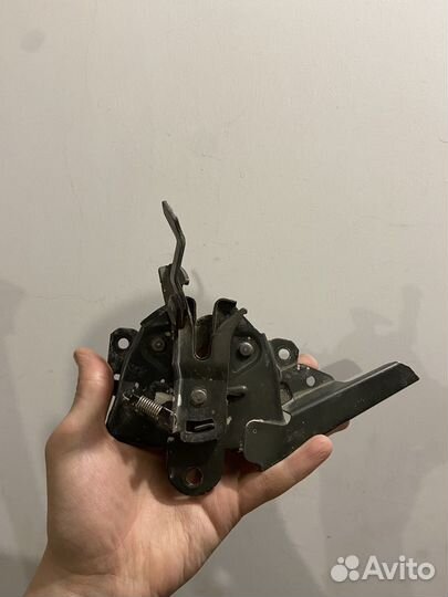 Замок капота