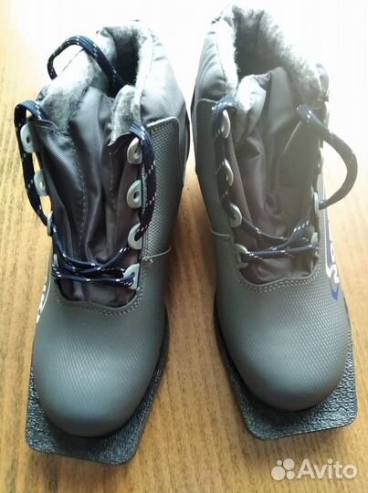 Лыжные ботинки и лыжи с палками новые