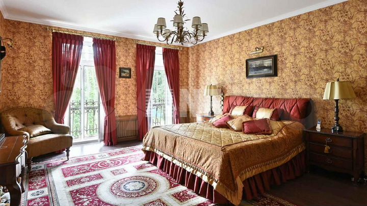 Дом 800 м² на участке 1,11 га