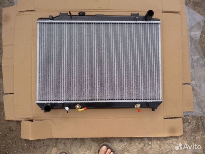 Радиатор охлаждения Toyota Noah