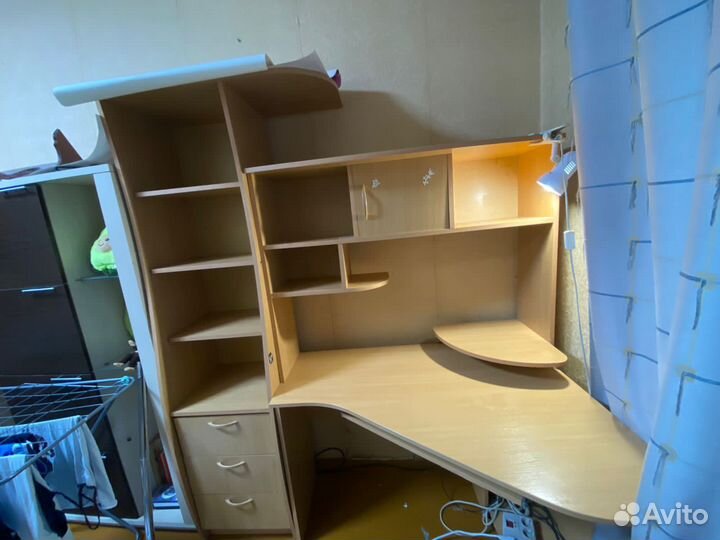 Письменный стол со стеллажом