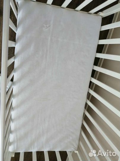 Детская кроватка с маятником