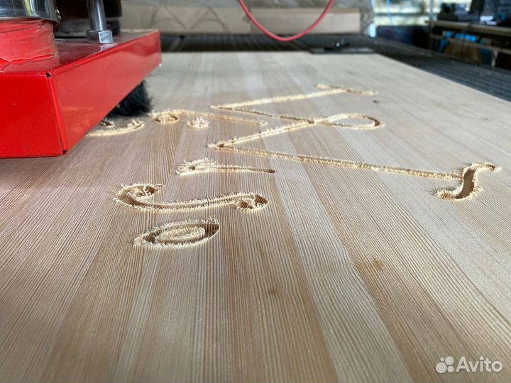 Фрезерная резка дерева и пластика