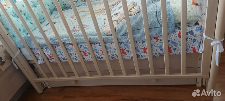 Детская кроватка с маятником и ящиком