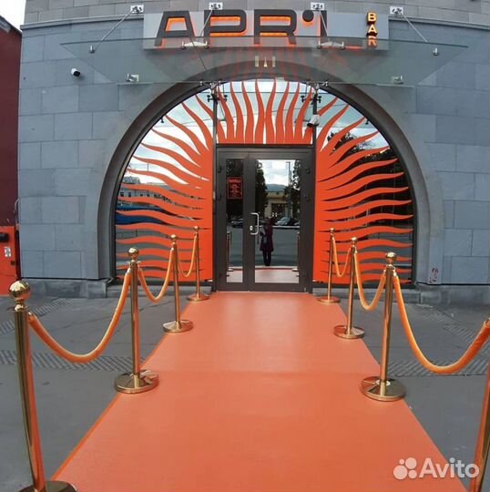 Аренда красной ковровой дорожки и стоек ограждения