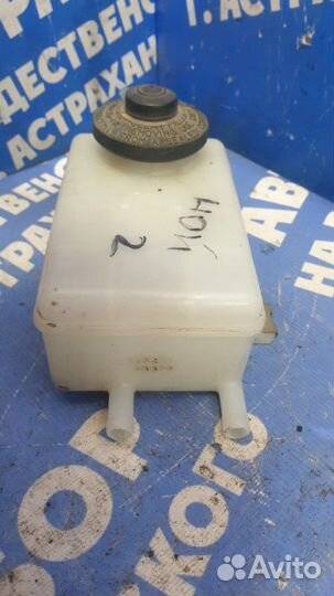 Бачок для тормозной жидкости. Toyota Noah минивен