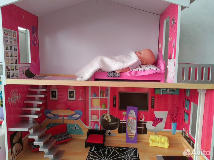 Большой кукольный домик с мебелью
