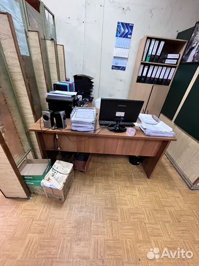 Офисный стол и шкаф в хорошем состоянии