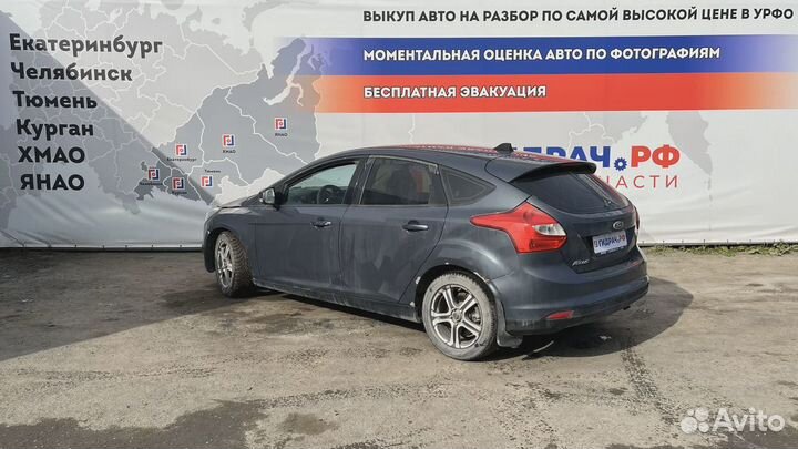 Отражатель в бампер задний левый Ford Focus 3 1763040