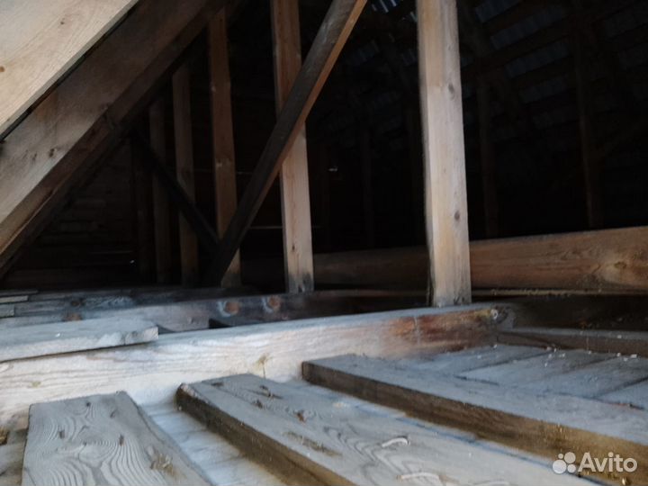 Сруб дома из бревна