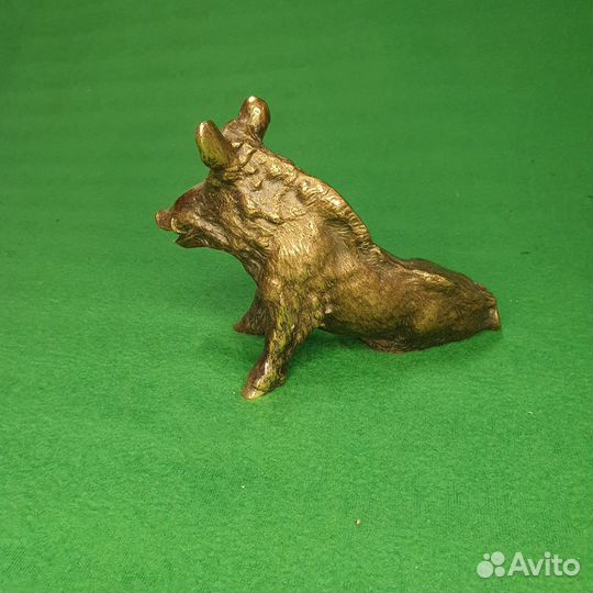 Фигурка из бронзы литая. Кабан сидящий