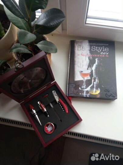 Подарок: книга с коктейлями и винный набор