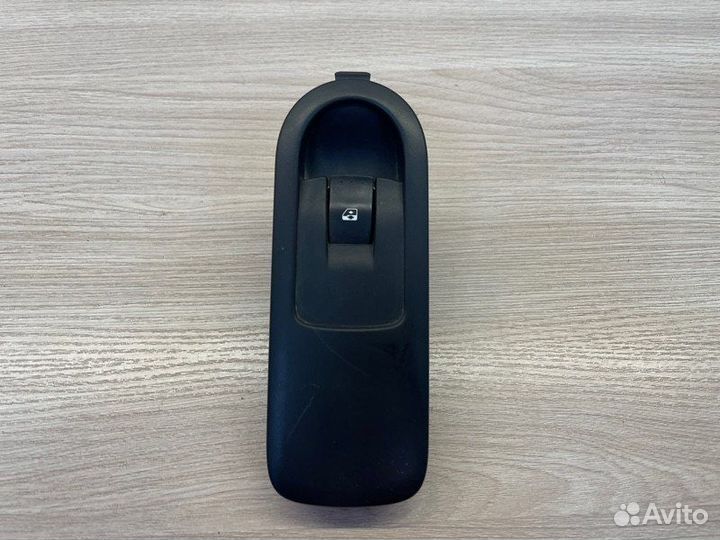 Кнопка стеклоподъемника передняя правая Renault